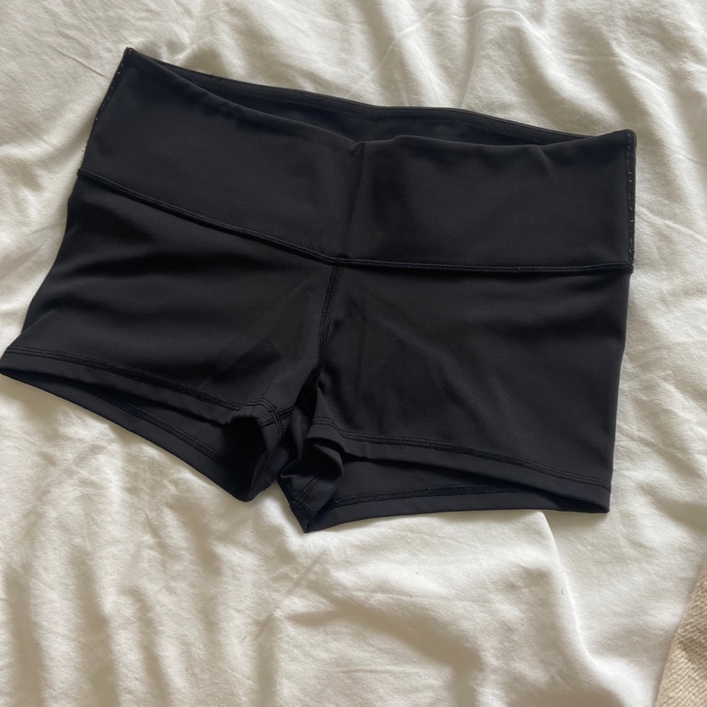 Lululemon Wunder Train Low-Rise Short 2.5”